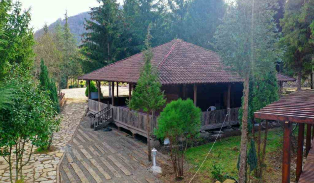 Tarihi Konaklar Turizme Kazandırılıyor
Ordu’nun sivil mimarisinin en güzel örnekleri olan Selimiye Konağı ve Yürürler Konağı, tamamlanan restorasyon çalışmalarıyla kentin sosyal ve kültürel yaşamına dahil edildi. Öte yandan; Çamaş Cevat Bey Konağı, Fatsa Haznedaroğlu Konağı ve Ünye Taş Köprü’deki çalışmalar tüm hızıyla devam ediyor.

Başkan Dr. Mehmet Hilmi Güler’in “tarihe sahip çıkan şehir” vizyonu, Ordu’yu bölgenin kültür ve tarih turizmi merkezi yapma yolunda emin adımlarla ilerletiyor.