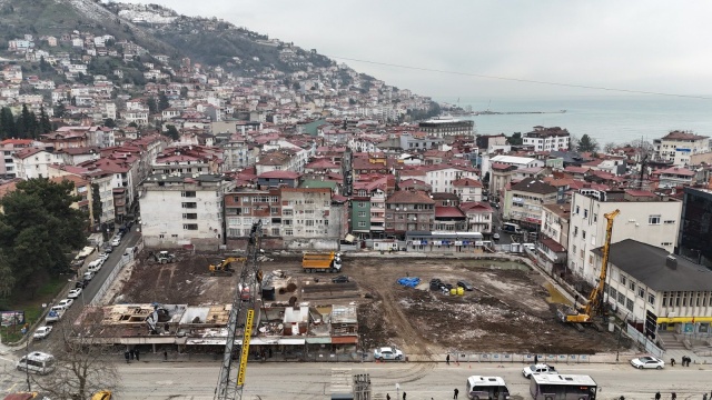 Tarih ve Modernizm Bir Arada
Millet Düzü projesi, çevredeki tarihi dokuya uyumlu mimarisiyle sadece bir inşaat projesi değil, bir "kent estetiği" çalışması olarak öne çıkıyor. Tamamlandığında Ordu şehir merkezinin trafik yükünü azaltması, ticari hayatı canlandırması ve halka modern bir buluşma noktası sunması hedefleniyor.