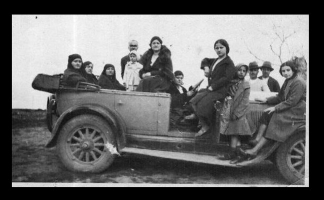 Direksiyondaki Kaniye Sağra, önde ortada Ayşe Furtun (Kefeli) yanındaki çocuk Sevim Kerimol en sağda Meliha Subaşı... Fotodaki araba Hacı Ali Osman oğlu Ömer Lütfi Furtun'a ait diye bilgi var.. (Ünal Sağra arşivi)