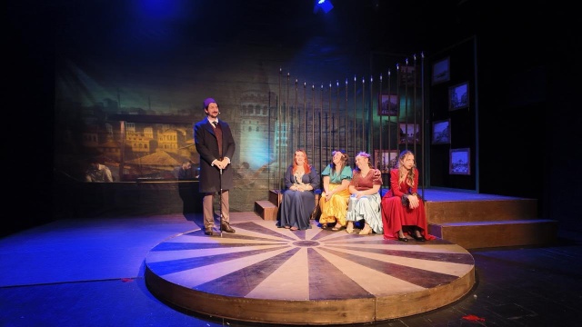 1914 İstanbul’una Görkemli Bir Yolculuk
A. Emrah Özdilek yönetmenliğinde hazırlanan ve müzikleri Cem İdiz’e ait olan eser, izleyiciyi I. Dünya Savaşı’nın eşiğindeki İstanbul’a, payitahtın son demlerine götürüyor. Oyun; pavyon şarkıcısı Şehnaz ile saf yürekli Müştak’ın imkansız aşkını odağına alırken, dönemin siyasi atmosferini de ustalıkla yansıtıyor.