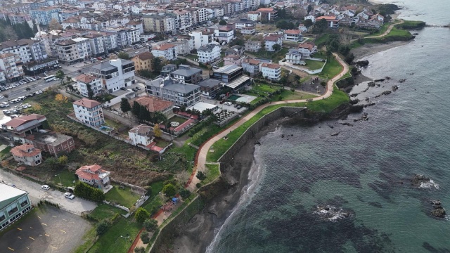 Ünye Çamlık’a 1 Kilometrelik Yeni Yürüyüş Yolu
Sadece bisiklet sürücüleri değil, yayalar da unutulmadı. Ordu’nun en sevilen noktalarından biri olan Ünye Çamlık içerisinde, mevcut yollara ek olarak 1 kilometrelik yeni yürüyüş yolu inşa ediliyor. Bu sayede Çamlık, doğayla iç içe spor yapmak isteyenler için daha konforlu bir hale getirilecek.