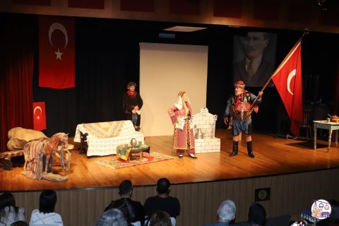 Nazilli'de oynanan tiyatro oyunu vatandaşlardan tam not aldı