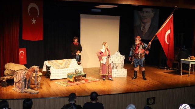 Nazilli'de oynanan tiyatro oyunu vatandaşlardan tam not aldı